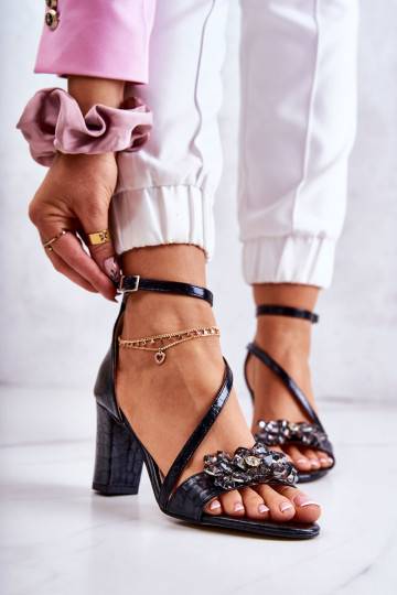 Sandali da donna con dettagli lucidi in colore nero Ramona