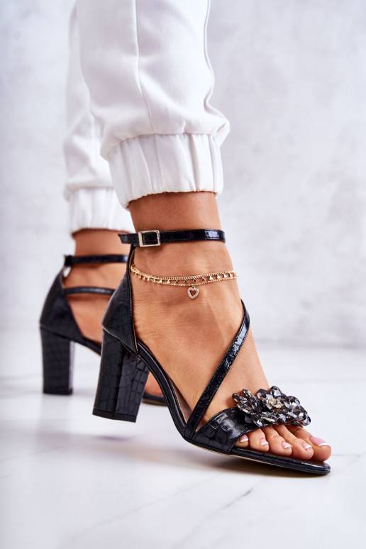 Sandali da donna con dettagli lucidi... Sandali da donna con dettagli lucidi...