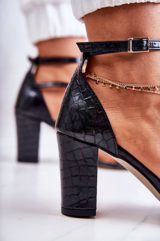 Sandali da donna con dettagli lucidi... Sandali da donna con dettagli lucidi...