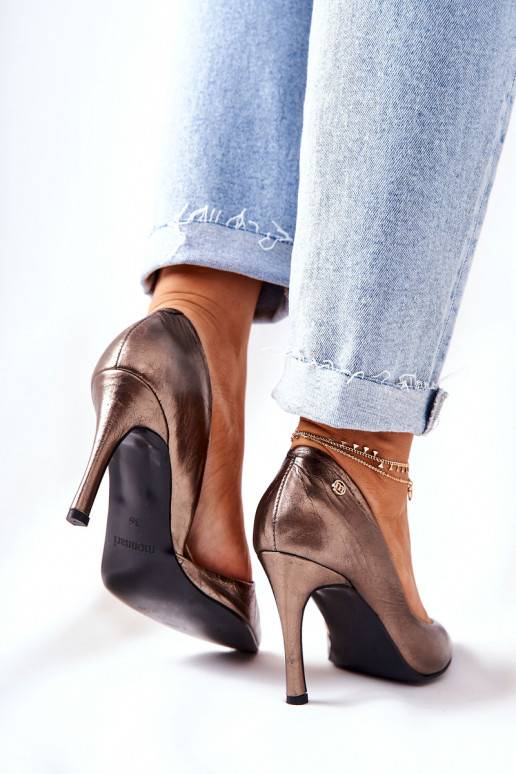 Scarpe con tacco alto e punta a punta... Scarpe con tacco alto e punta a punta...