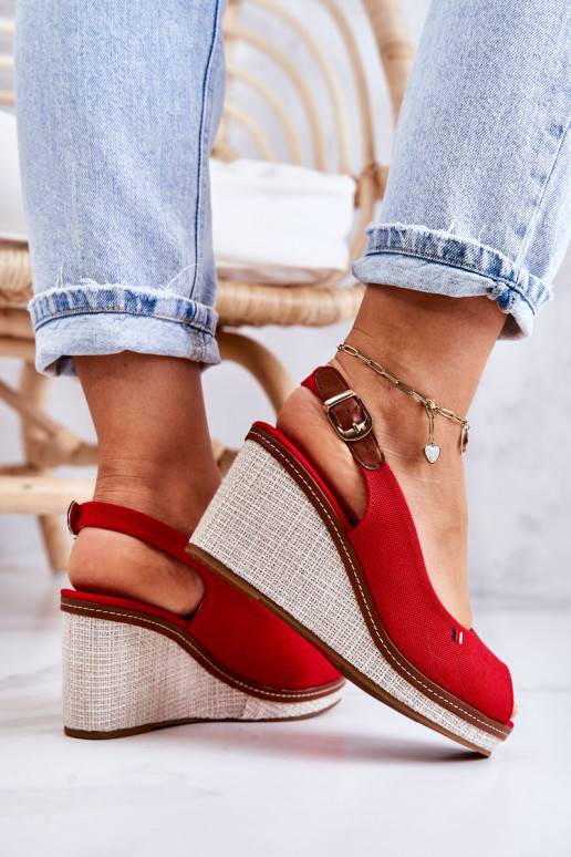 Comodi sandali con fibbie in colore... Comodi sandali con fibbie in colore...