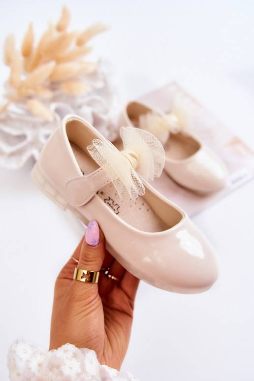 Ballerine da bambina laccate con chiusure adesive in colore avorio Carla