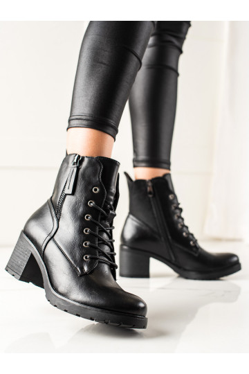 Stivali stringati casual...