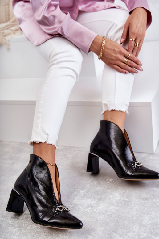 Stivali con tacco in colore nero Stivali con tacco in colore nero