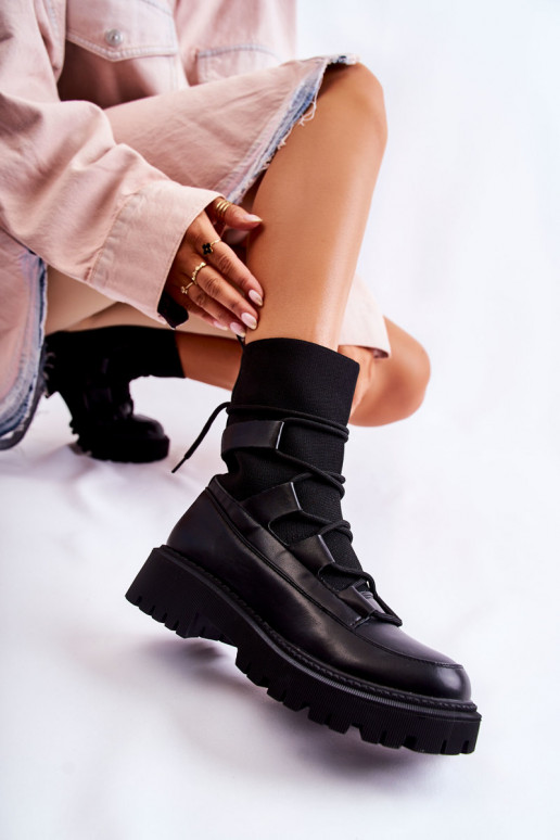 Stivali massicci neri con suola a... Stivali massicci neri con suola a...