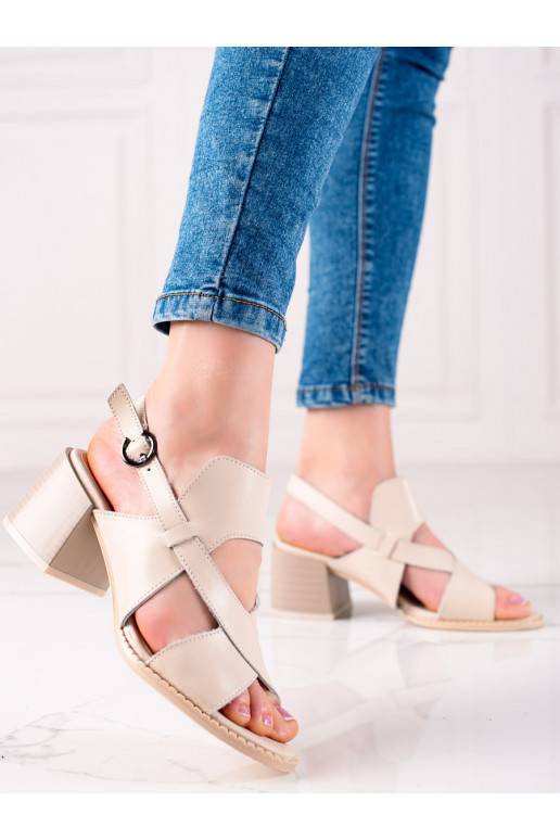 Sandali da donna beige sul tallone... Sandali da donna beige sul tallone...