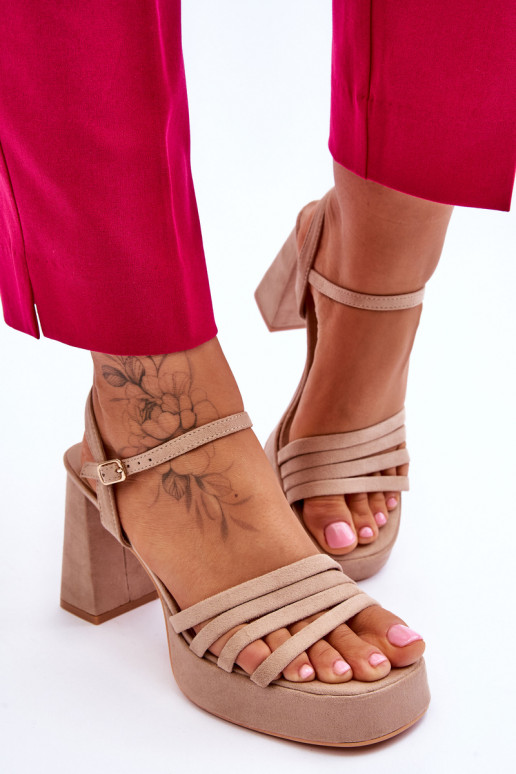 Sandali in camoscio con tacco alto e... Sandali in camoscio con tacco alto e...