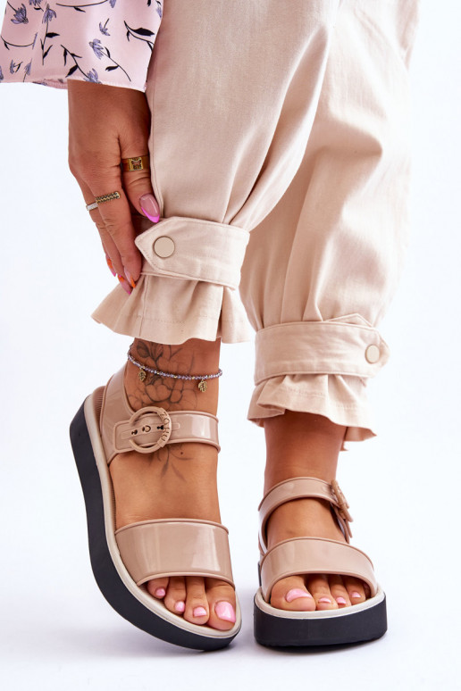 Sandali con fibbia nei colori beige e... Sandali con fibbia nei colori beige e...