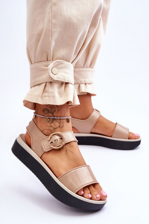 Sandali con fibbia nei colori beige e... Sandali con fibbia nei colori beige e...