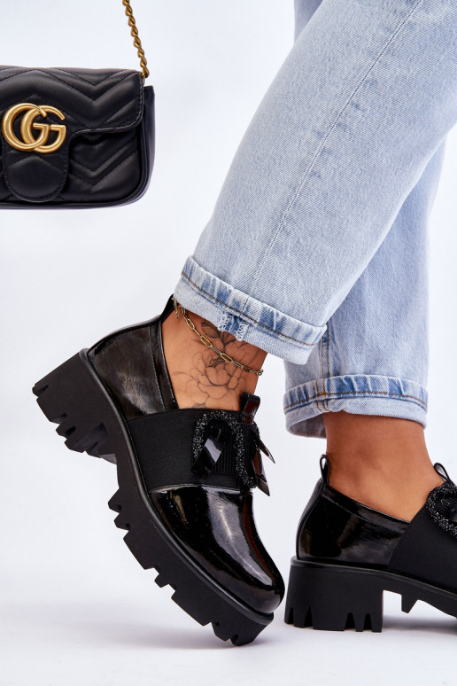 Scarpe in effetto laccato nero con bellissimi dettagli Keily
