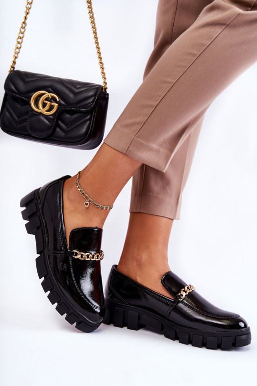 stivali in vernice con catene in nero...