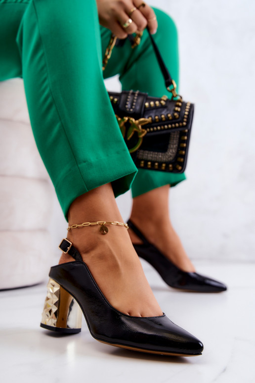 Scarpe nere con tacchi larghi dorati Scarpe nere con tacchi larghi dorati