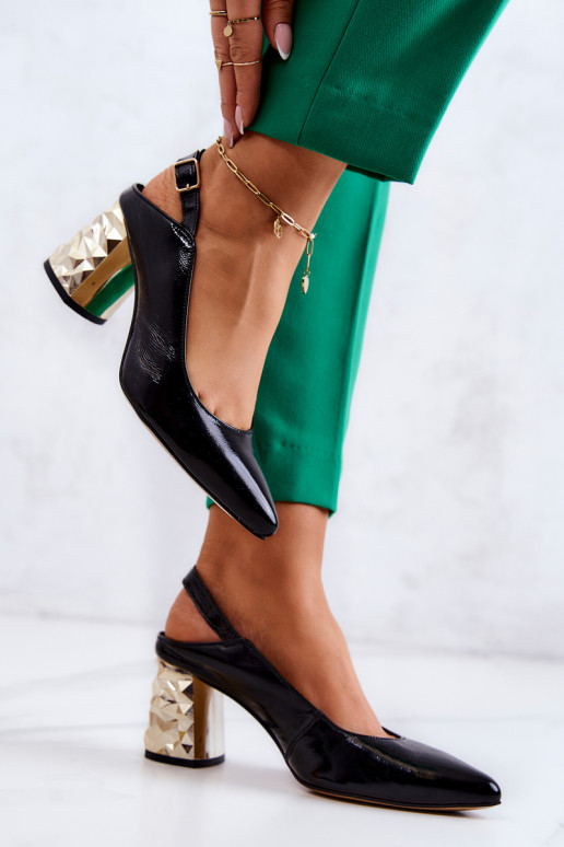 Scarpe nere con tacchi larghi dorati Scarpe nere con tacchi larghi dorati