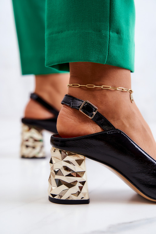 Scarpe nere con tacchi larghi dorati Scarpe nere con tacchi larghi dorati