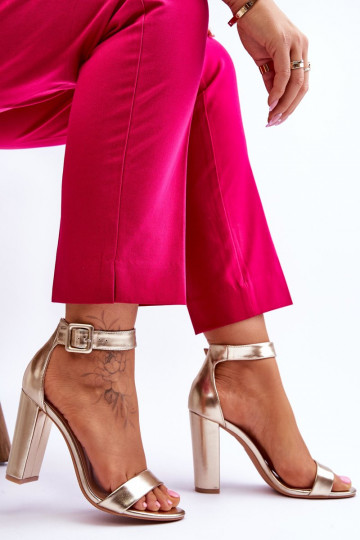 Scarpe col tacco color oro... 2