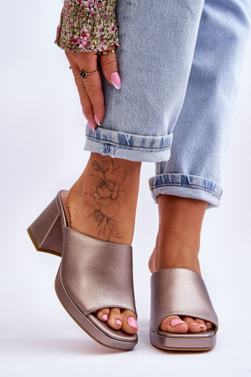 Pantofole alla moda con tacco di Sergio Leone
