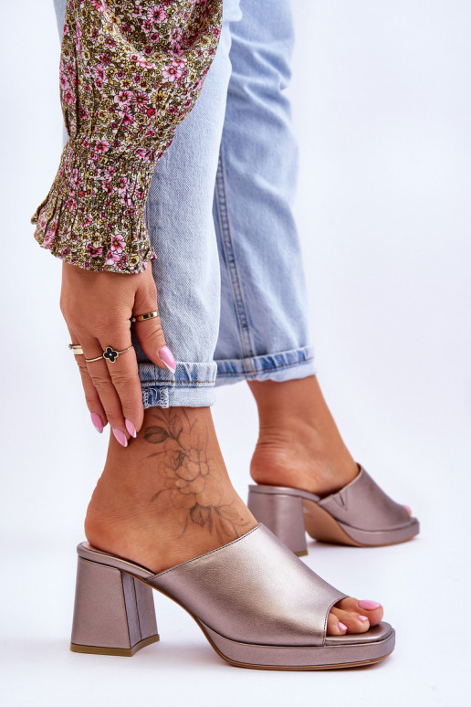 Pantofole alla moda con tacco di Sergio Leone