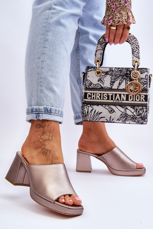 Pantofole alla moda con tacco di Sergio Leone
