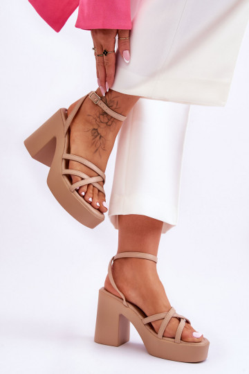 Sandalo alla moda con tacco e cinturini in colore beige Shemira 2