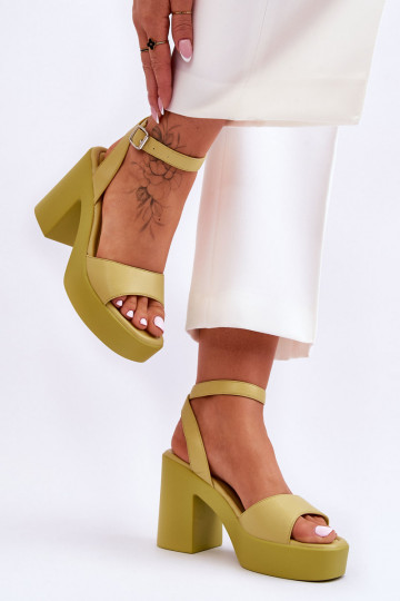 Sandali alla moda con tacco largo in Carmine 2