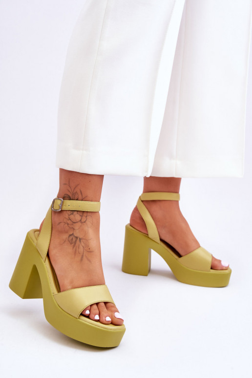 Sandali alla moda con tacco largo in Carmine