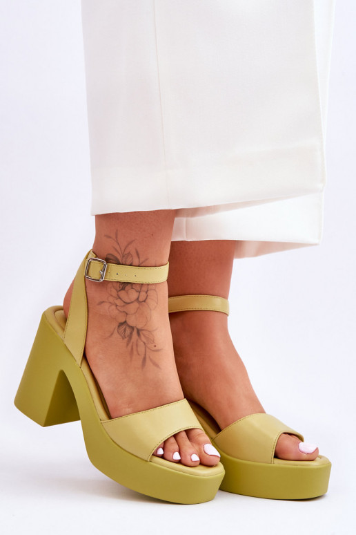 Sandali alla moda con tacco largo in Carmine