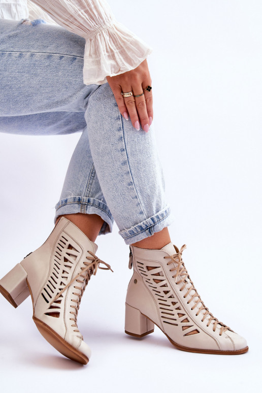 Stivaletti traforati di modello... Stivaletti traforati di modello...