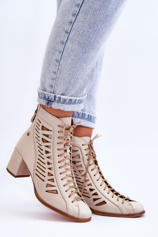 Stivaletti traforati di modello... Stivaletti traforati di modello...