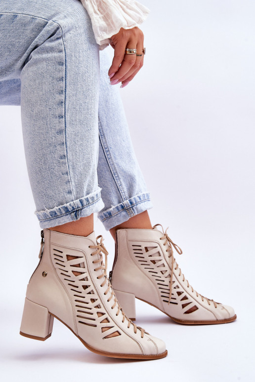 Stivaletti traforati di modello... Stivaletti traforati di modello...