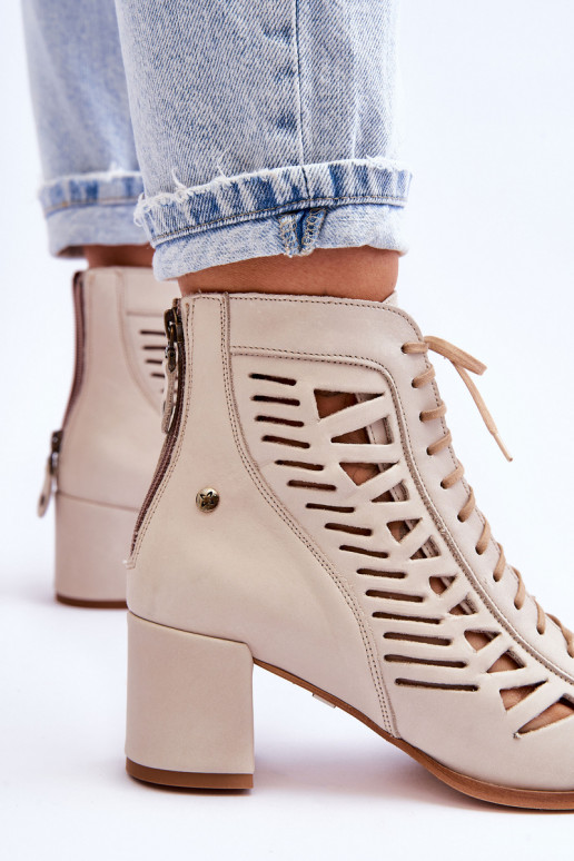 Stivaletti traforati di modello... Stivaletti traforati di modello...