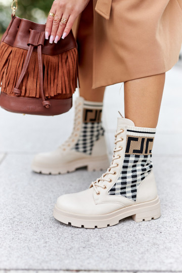 Gli stivali beige sono realizzati in tessuto elastico