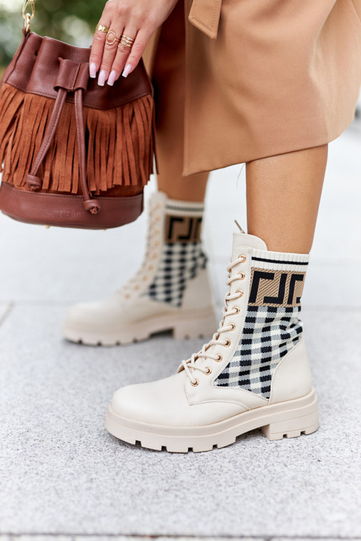 Gli stivali beige sono realizzati in tessuto elastico
