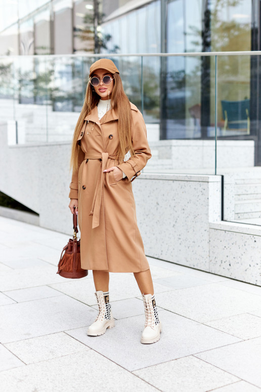 Gli stivali beige sono realizzati in tessuto elastico