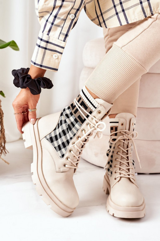 Gli stivali beige sono realizzati in tessuto elastico