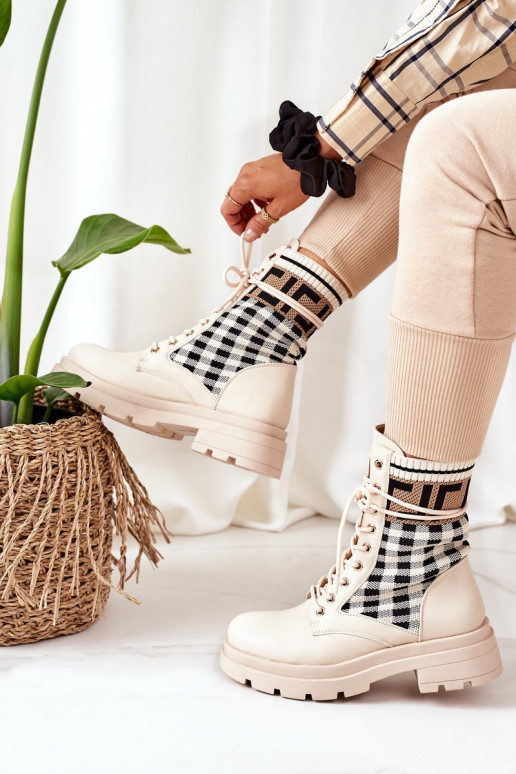 Gli stivali beige sono realizzati in tessuto elastico