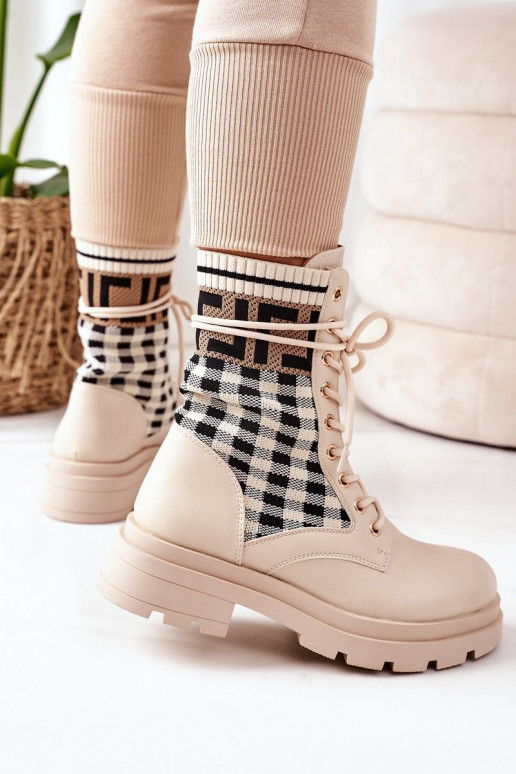Gli stivali beige sono realizzati in tessuto elastico