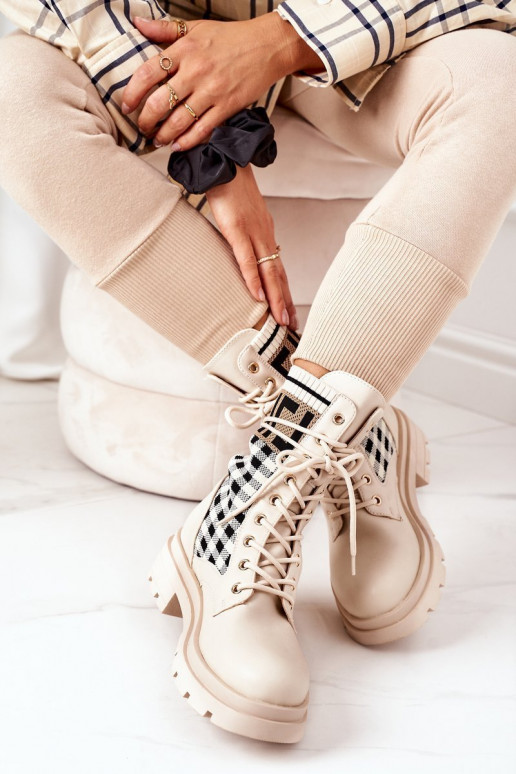 Gli stivali beige sono realizzati in tessuto elastico