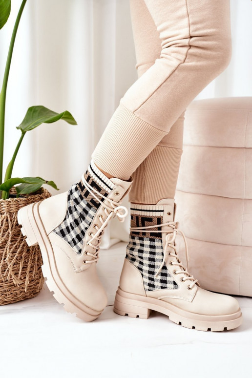 Gli stivali beige sono realizzati in tessuto elastico