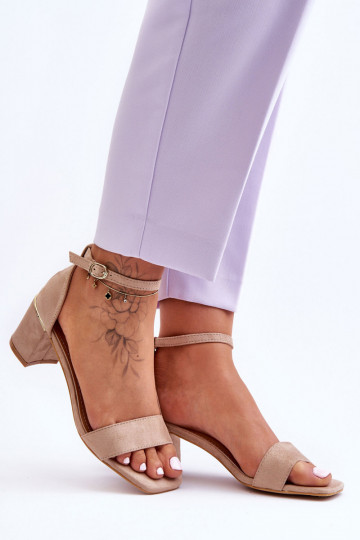 Scarpe beige con tacco basso