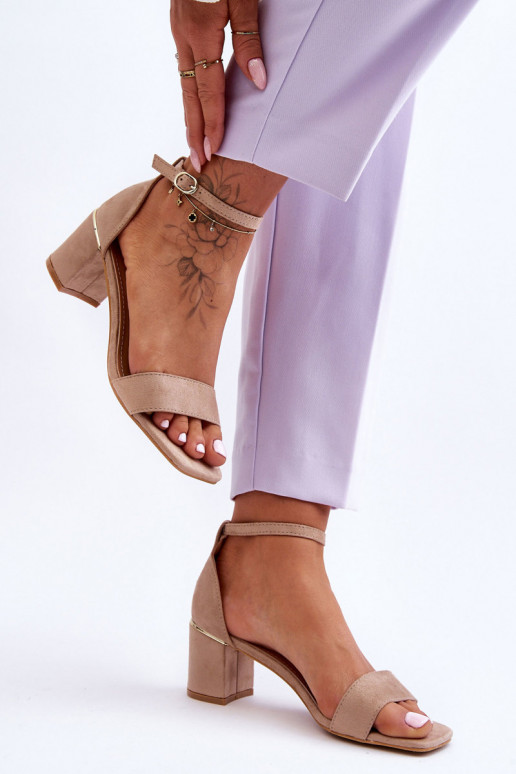 Scarpe beige con tacco basso Scarpe beige con tacco basso