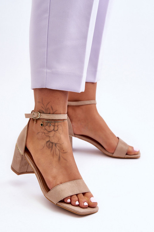 Scarpe beige con tacco basso