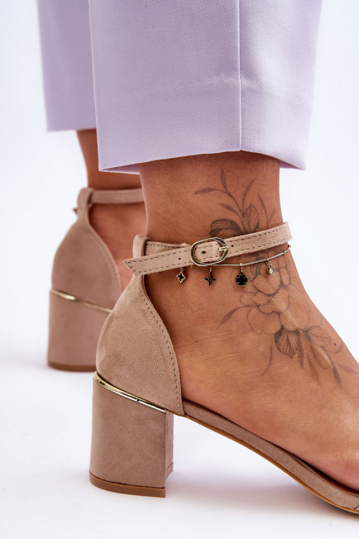 Scarpe beige con tacco basso
