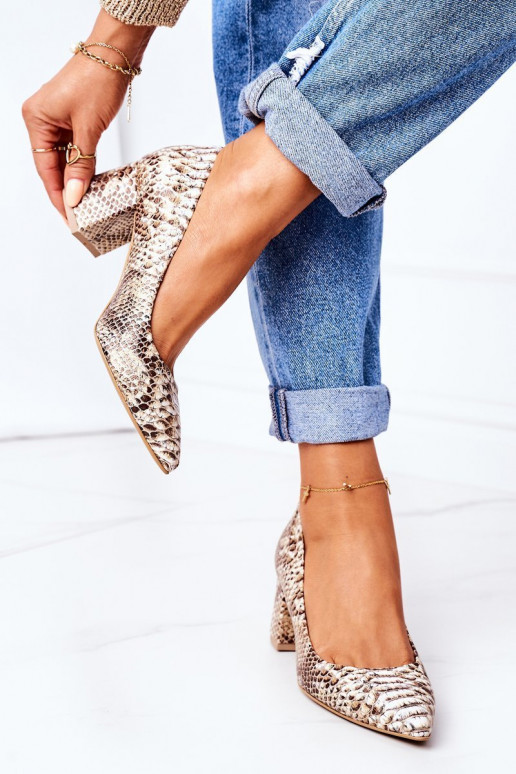 Scarpe di colore oro con motivi di... Scarpe di colore oro con motivi di...