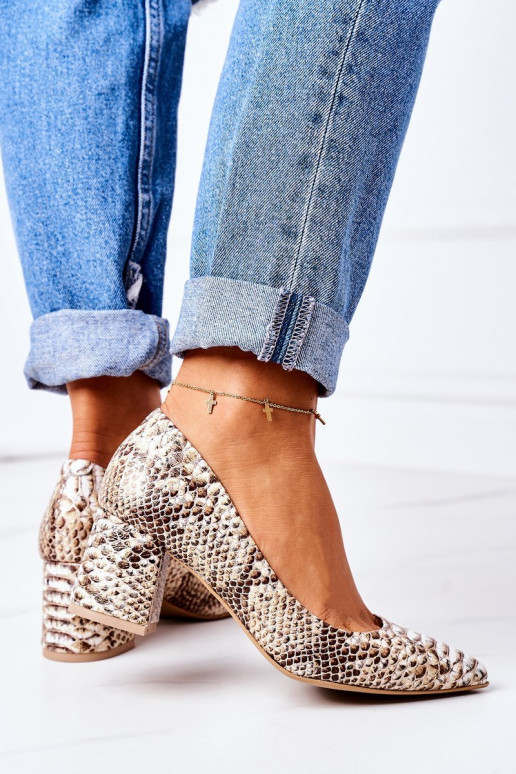 Scarpe di colore oro con motivi di... Scarpe di colore oro con motivi di...