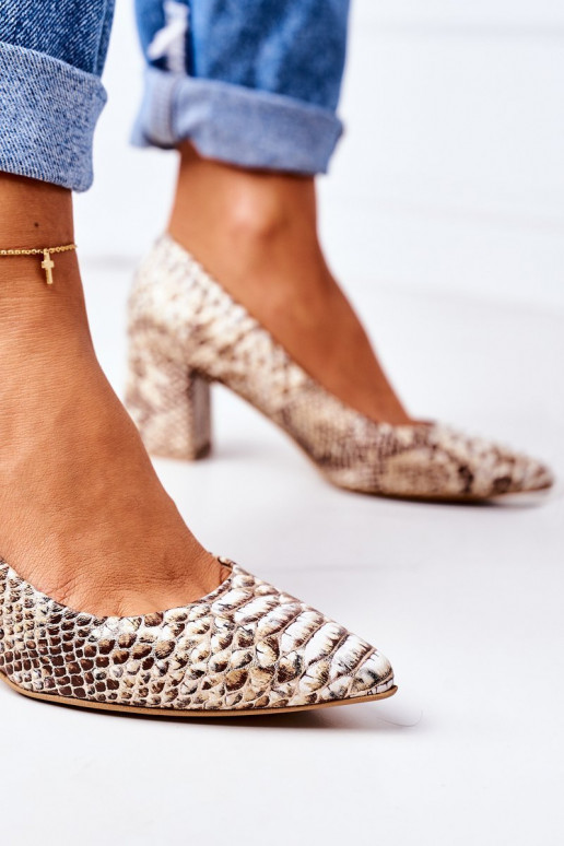 Scarpe di colore oro con motivi di... Scarpe di colore oro con motivi di...