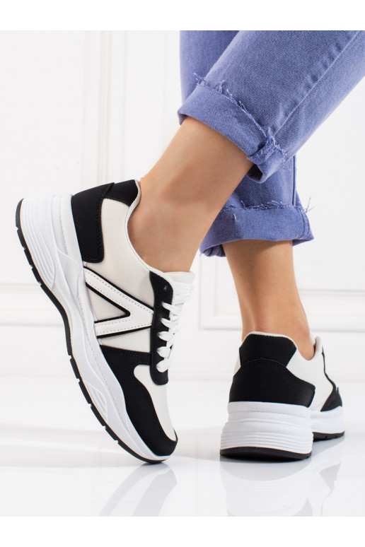 Scarpe sportive in colore bianco... Scarpe sportive in colore bianco...