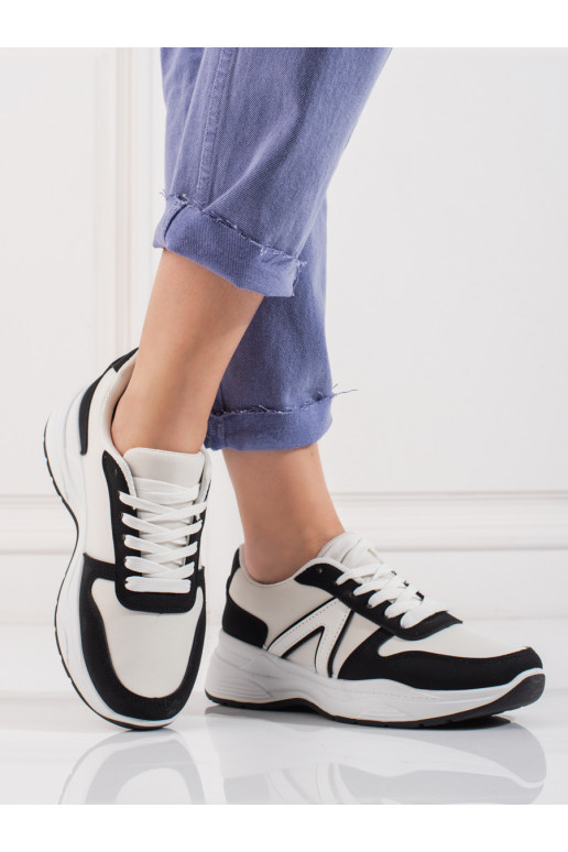 Scarpe sportive in colore bianco... Scarpe sportive in colore bianco...