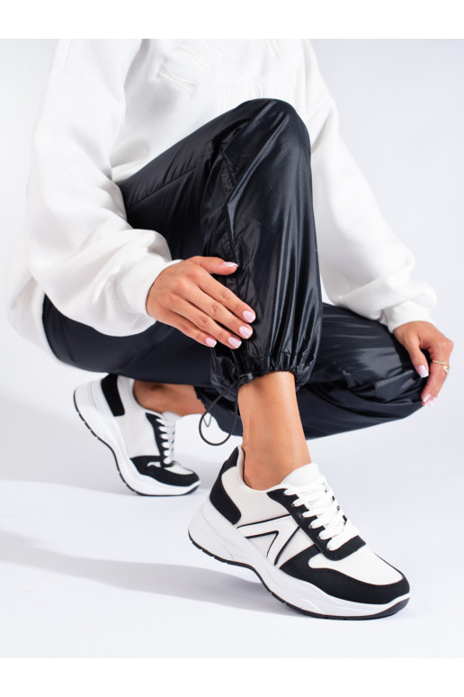 Scarpe sportive in colore bianco... Scarpe sportive in colore bianco...