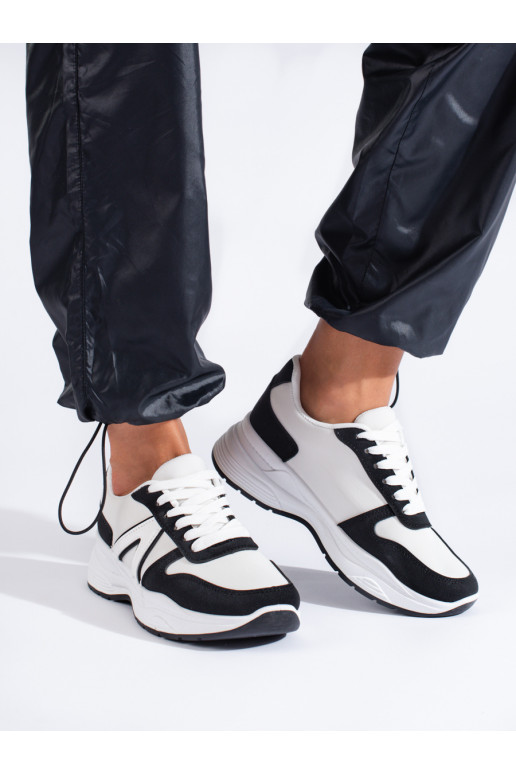 Scarpe sportive in colore bianco... Scarpe sportive in colore bianco...