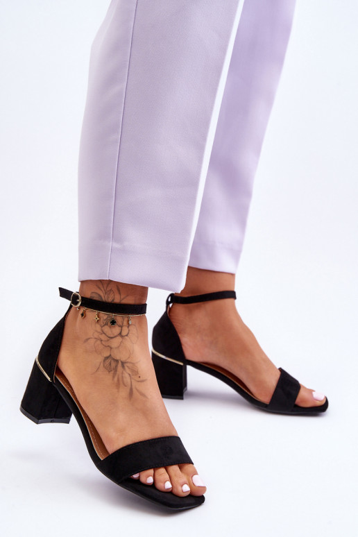 Scarpe con tacco basso in colore nero... Scarpe con tacco basso in colore nero...